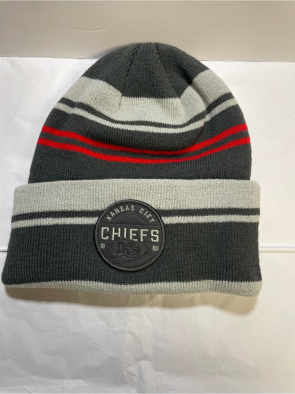 Kansas City Chiefs Gray & Cream Knit Beanie with Red Stripe